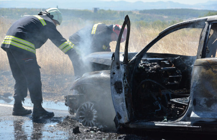 Временно е ограничено движението по активната лента при 54-ти км на АМ "Тракия" в посока София поради горящ автомобил, съобщиха от АПИ