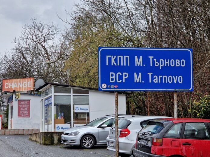 Временно преминаването през ГКПП „Малко Търново“ се извършва на едно трасе заради реконструкция на пункта