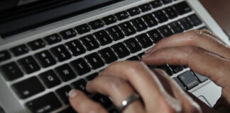 Защо заведения забраняват на клиентите си да използват лаптопи?