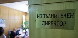 Медии чакат пред кабинета на изпълнителния директор на "Метрополитен" в централата на дружеството, където трябва да се проведе заседанието на съвета на директорите