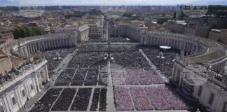 Над 400 000 души се сбогуваха с папа Франциск във Ватикана и в Рим