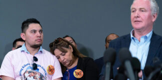 Американски сенатор се срещна с депортиран по погрешка салвадорец в хотел и призова той да бъде освободен