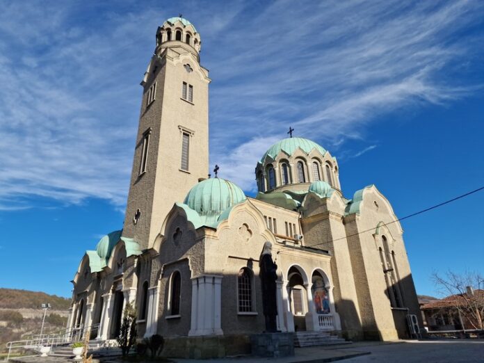 Близо 2800 великденски яйца ще бъдат осветени днес в катедралния храм във Велико Търново