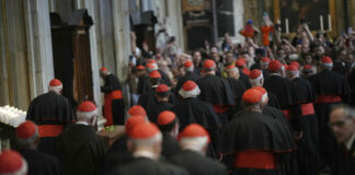 Кардиналите от Католическата църква се събират за да обсъдят избора на нов папа