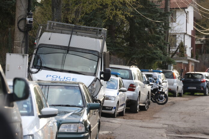 Данаил Папазов заяви в позиция, че е сигнализирал правоохранителните органи, че Ахмед Доган и негови привърженици са нахлули в частен имот в София