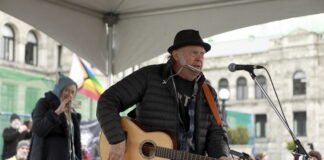 Дарил Хана показва ежедневната човешка страна на съпруга си Нийл Йънг в нов филм