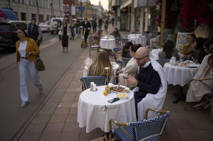 Делът на руснаците, които приемат "заплата в плик", е намалял наполовина от 2009 г. насам
