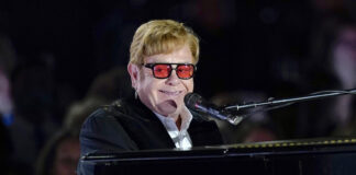 Елтън Джон оглавява британската класация за албуми