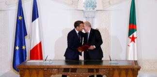 Френският външен министър е на посещение в Алжир с цел подобряване на двустранните отношения