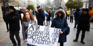 Готов е законопроектът за вещите лица, работим за затягане на наказанията, каза министър Георги Георгиев пред протестиращи срещу "убийствата" на пътя