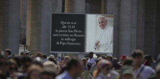Хиляди събират във Ватикана за публична молитва за покойния папа Франциск