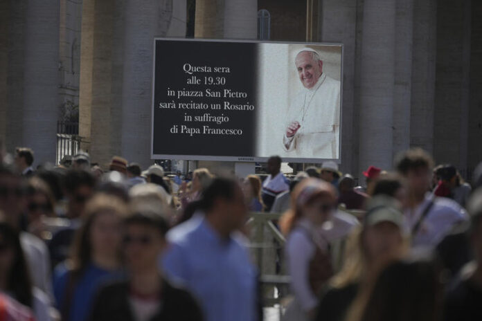 Хиляди събират във Ватикана за публична молитва за покойния папа Франциск
