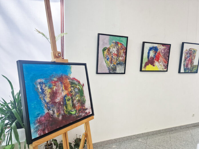 Художникът от Стара Загора Светлозар Недев представя „Завръщане в бъдещето“ в Хасково