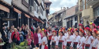 Лазарки пожелаха здраве и благополучие на майсторите от Самоводската чаршия във Велико Търново