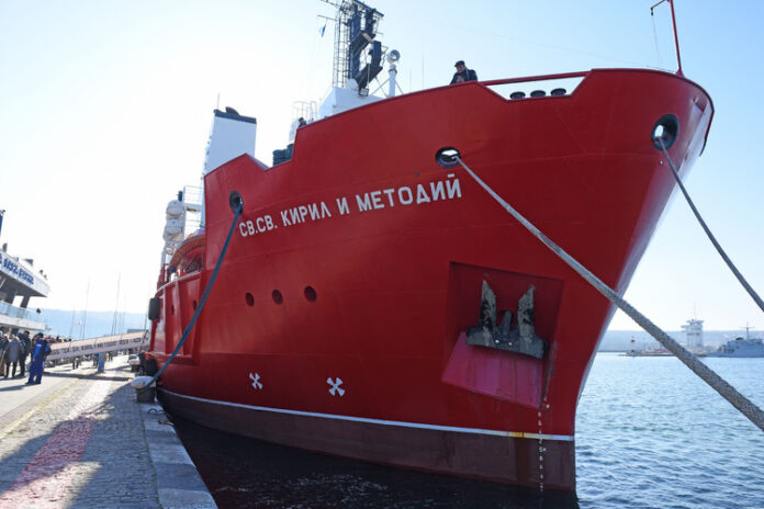 Лошото време забавя завръщането на научноизследователския кораб „Св. св. Кирил и Методий“ във Варна