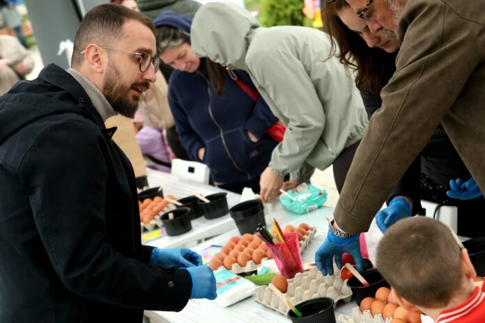Малчугани мериха сили в "Голямото великденско боядисване на яйца“ в столичния квартал "Младост" 3