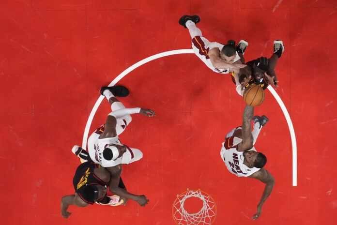 Маями и Мемфис са последните два участника в плейофите на НБА