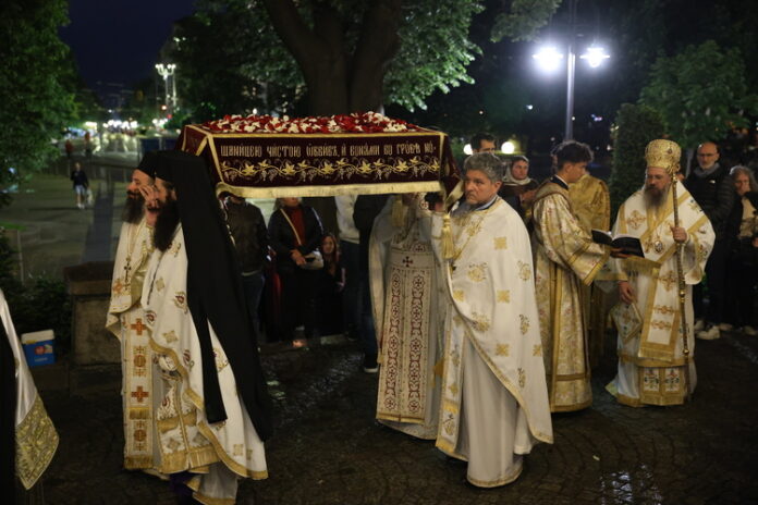 На Велики петък, на най-скръбния ден за християните, в храмовете се извършва така нареченото опело Христово