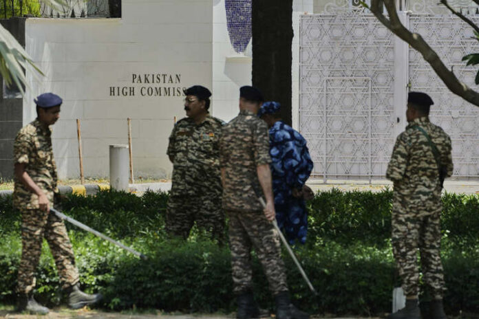 ОБНОВЕНА
                                                                                                Индия понижи дипломатическите си отношения с Пакистан след терористичното нападение в Кашмир