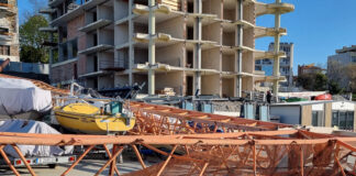 ОБНОВЕНА Само материални са щетите по рибарското пристанище в Поморие, където снощи силният вятър събори 50-метров кран, каза кметът Иван Алексиев