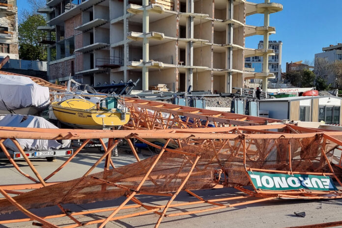 ОБНОВЕНА Само материални са щетите по рибарското пристанище в Поморие, където снощи силният вятър събори 50-метров кран, каза кметът Иван Алексиев