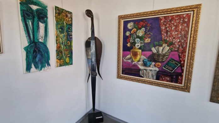 Общо 23 троянски художници представят свои творби в рамките на Пролетна изложба в галерия „Серякова къща“ в планинския град