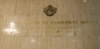 От 22 април в Кувейт влиза в сила нов Закон за движение по пътищата, който предвижда по-строги наказания, включително затвор, информира МВнР