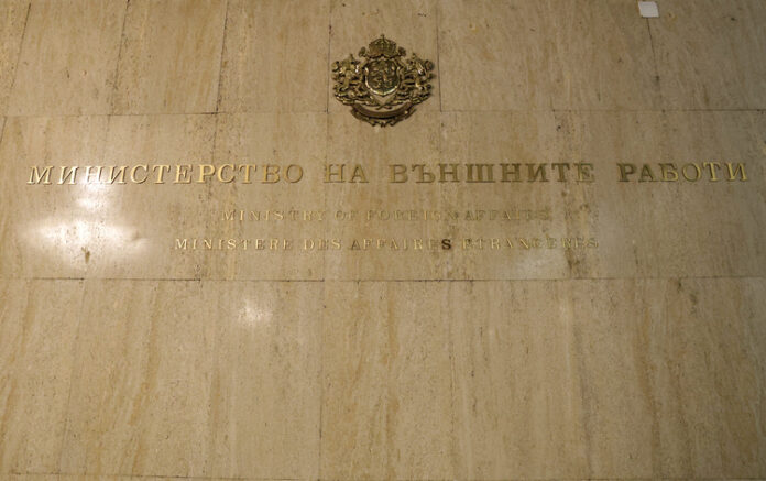 От 22 април в Кувейт влиза в сила нов Закон за движение по пътищата, който предвижда по-строги наказания, включително затвор, информира МВнР