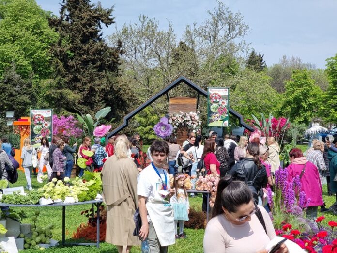 Откриха юбилейното издание на изложението на цветя "Флора" в Бургас