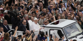 Папа Франциск обиколи площад "Свети Петър" с папамобил, за да поздрави събралите се за Великден хора