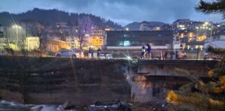 Пет момчета, пътували в лек автомобил, паднаха в реката в Смолян