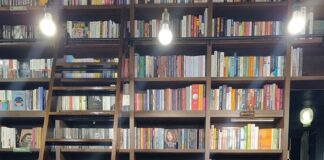 Поетът Сайръс Каселс получи наградата за поезия „Джаксън“, към която има и чек за 100 000 щатски долара