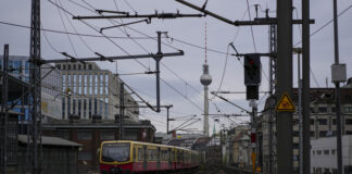 Полицаи простреляха в метрото на Берлин мъж, който уби с нож друг човек