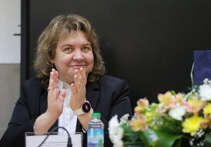 Председателят на Народното събрание Наталия Киселова поздрави Карлос Насар за златния медал от Европейското първенство по вдигане на тежести в Кишинев