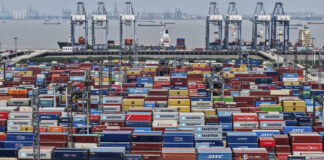 Представители на администрацията на Тръмп с противоречиви послания относно евентуални преговори с Китай за митата, посочва Ройтерс