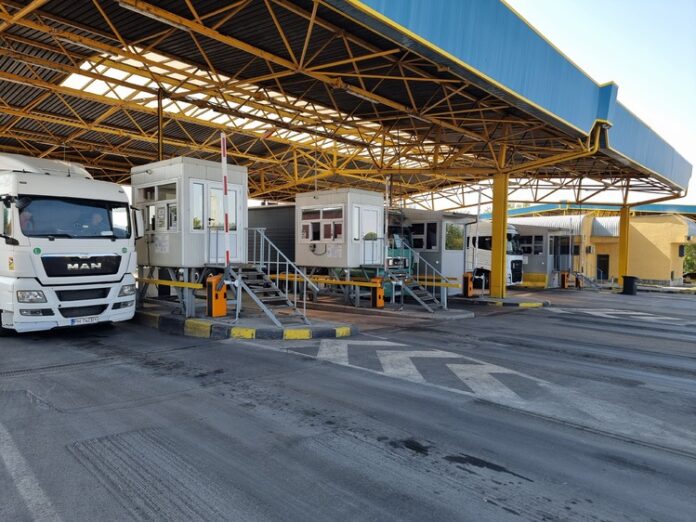 Преминаването през ГКПП „Станке Лисичково“ е през ограничен брой трасета заради цялостна реконструкция