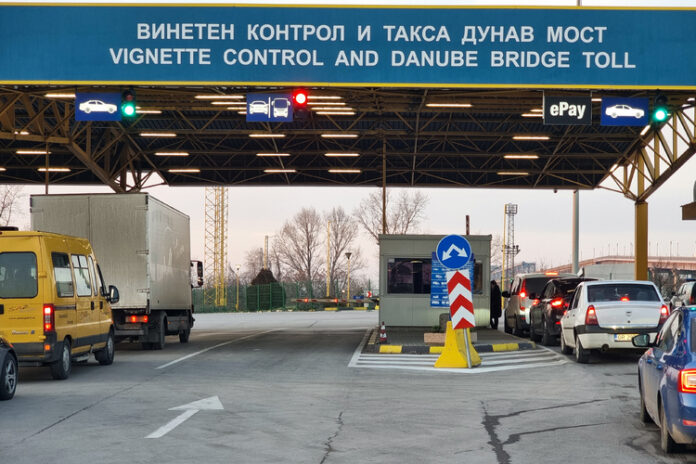 Преминаването през граничен пункт "Станке Лсичково" е през ограничен брой трасета, продължава ремонтът на Дунав мост при Русе