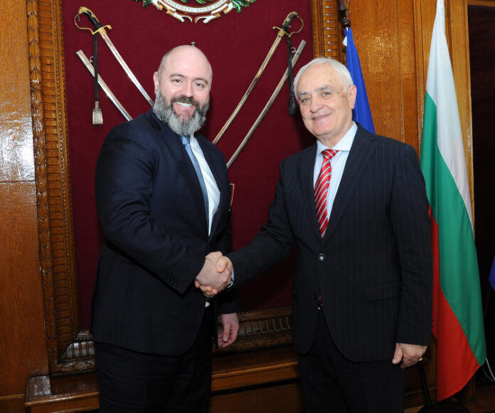 Проектите за модернизация на българската армия и изпълнението на договора Проектите за модернизация на българската армия и изпълнението на договора за доставка на F 16 и машините „Страйкър“ обсъдиха Атанас Запрянов и Дейвид Бейкър