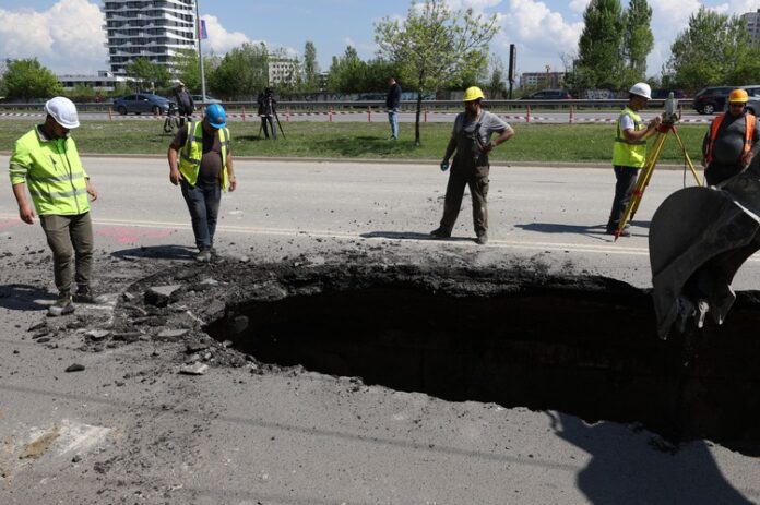Пропаднало е част от пътното платно на бул. "Цариградско шосе" в София, взети са мерки за възстановяването на терена