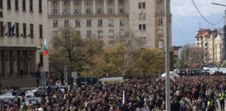 Протестиращите с искане за правова и европейска държава блокираха движението по "Орлов мост" и част от булевард "Цар Освободител" в София