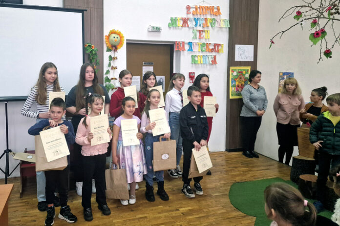 Регионалната библиотека в Търговище отличи участници в конкурс за рисунка, посветен на 220 години от рождението на Андерсен