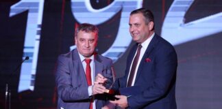 Ректорът на УНСС присъди специални награди за инвестиция в благоприятни условия за бизнеса на церемонията "Администрация на годината"