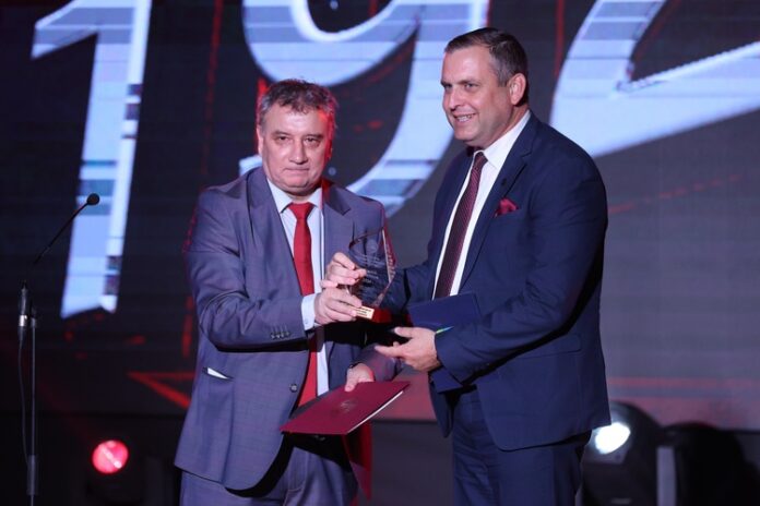 Ректорът на УНСС присъди специални награди за инвестиция в благоприятни условия за бизнеса на церемонията "Администрация на годината"