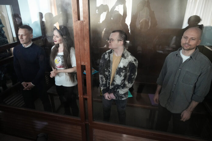 Руската прокуратура настоява за близо шест години затвор за четирима журналисти, обвинени в екстремизъм