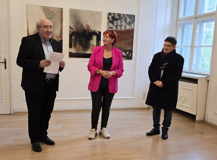 С изложбата „Изгорелите книги“ се вдъхва един нов живот на картини, посветени на книгата, каза проф. Греди Асса