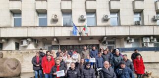 С плакати „Не на войната по пътищата“ великотърновци се събраха на мирен протест в знак на съпричастност към близките на загиналите при катастрофи