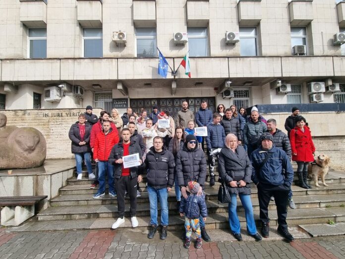 С плакати „Не на войната по пътищата“ великотърновци се събраха на мирен протест в знак на съпричастност към близките на загиналите при катастрофи