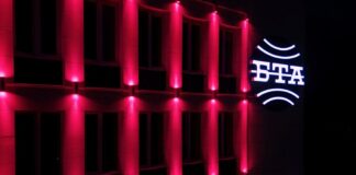 Сградата на БТА беше оцветена в червено като символ на разпването на Христос