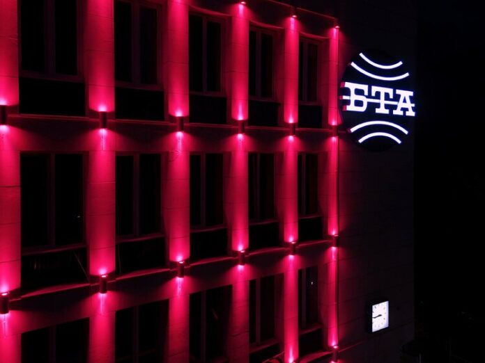 Сградата на БТА беше оцветена в червено като символ на Сградата на БТА беше оцветена в червено като символ на разпването на Христос