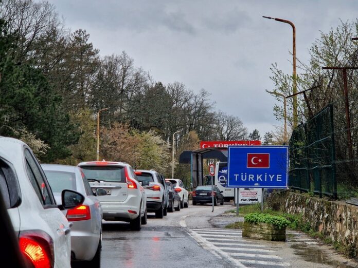 Трафикът на вход и изход на ГКПП "Малко Търново" е интензивен за леки автомобили